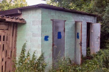 Yirminci yüzyılın ortalarında üç kapılı taş blok ahırı.