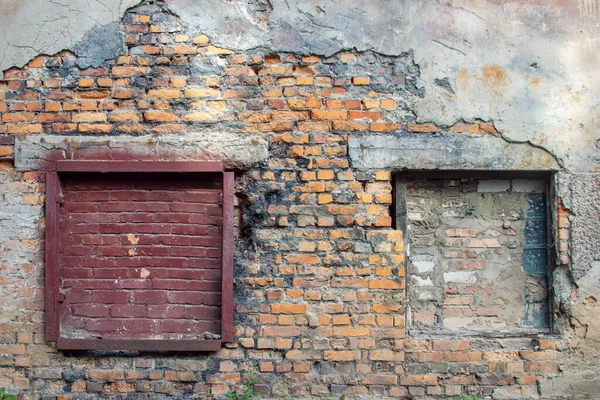 Fragment Teksturowanej Ceglanej Ściany Dwoma Zamurowanymi Oknami — Zdjęcie stockowe