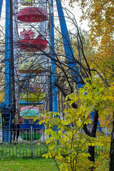 モスクワのイズマイロフスキー森林公園の古い小さな観覧車 — ストック写真