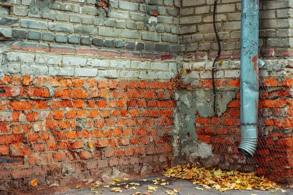 Teksturowany Fragment Elewacji Budynku Rogu Domu Cegieł Kratką Rurą Kanalizacyjną — Zdjęcie stockowe