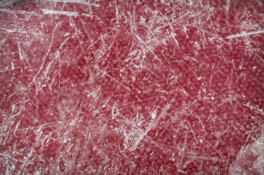 Kırmızı bir şeyin üzerinde çizik var.