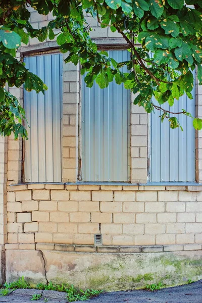 Fragmento Canto Edifício Com Uma Arquitetura Incomum Três Janelas — Fotografia de Stock