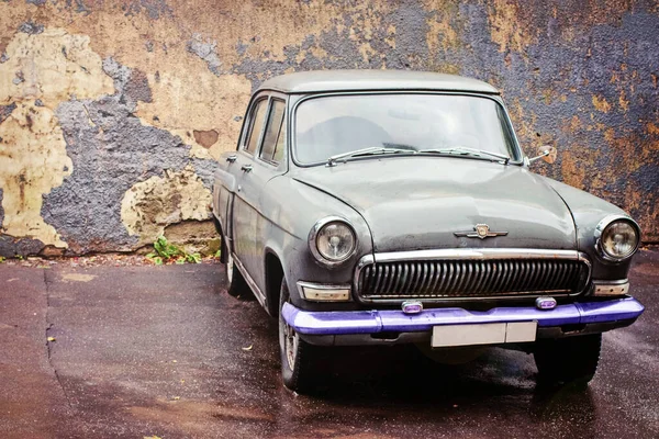 Carro Retro Volga Gaz Fundo Uma Antiga Parede Desgastada — Fotografia de Stock