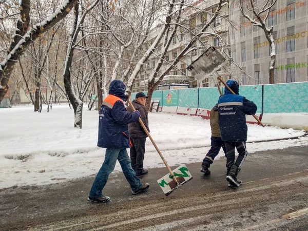 Les Concierges Effectuent Des Travaux Déneigement Dans Ville — Photo