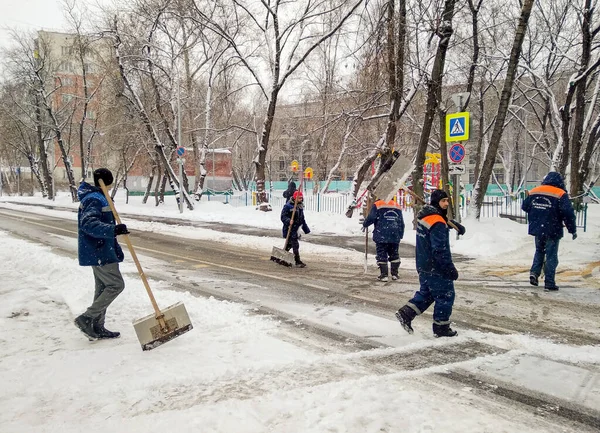 Уборщики Занимаются Уборкой Снега Городе — стоковое фото