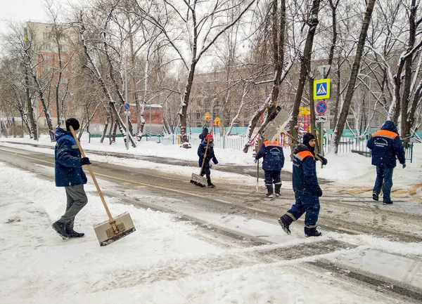 Les Concierges Effectuent Des Travaux Déneigement Dans Ville — Photo