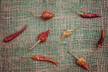 Çuval bezinde kurutulmuş acı biber ve kırmızı biber.