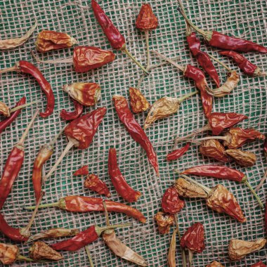 Çuval bezinde kurutulmuş acı biber ve kırmızı biber.