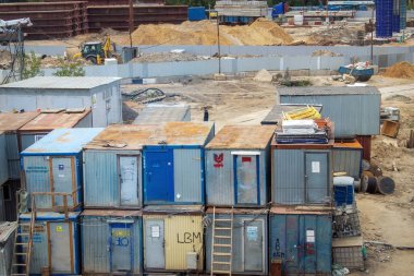 İnşaat alanındaki konut inşaatçıları için küçük kulübeler (üst görünüm)