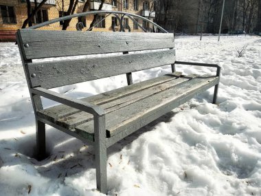 Kışın karda oturmak için gri bank