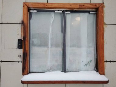 Kış mevsiminde temizlik ve onarım gerektiren büfenin yemek penceresi.