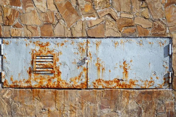 Fragment Einer Strukturierten Wand Mit Rostigen Türen Denen Sich Ein — Stockfoto