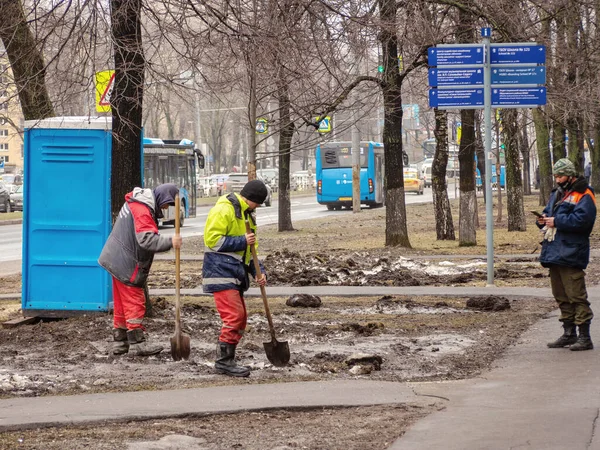 Рабочие Бригадиром Городе Очищают Почву Грязного Талого Замерзшего Снега — стоковое фото