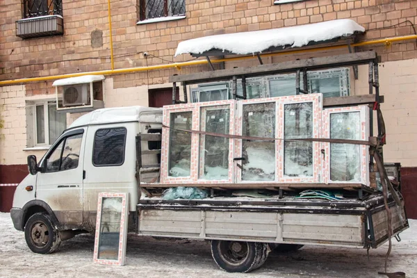 Truck Loaded Plastic Double Glazed Windows — Stockfoto