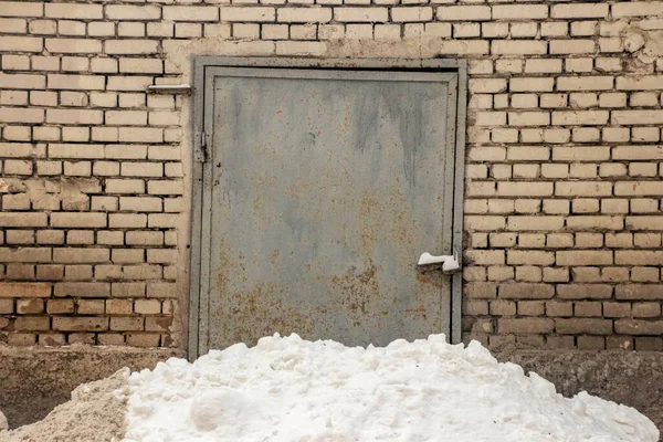 Una Vieja Puerta Hierro Oxidado Sellado Una Pared Ladrillo Gris — Foto de Stock