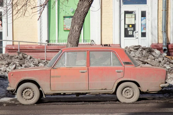 Auto Mit Platten Rädern Staub — Stockfoto