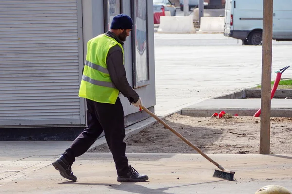 Hademe süpürgeyle çöp topluyor ve tozları fırçalıyor.