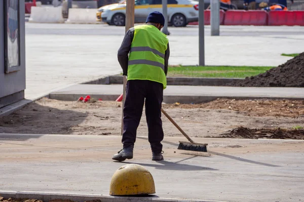 Hademe süpürgeyle çöp topluyor ve tozları fırçalıyor.