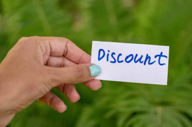 Metin İndirim, bir kadının elindeki bir kağıt parçasına yazılmıştır.