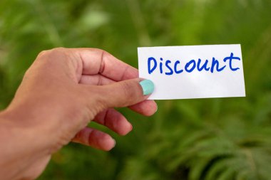 Metin İndirim, bir kadının elindeki bir kağıt parçasına yazılmıştır.