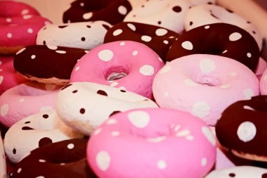 Birbirine dağılmış bir yığın çörek.