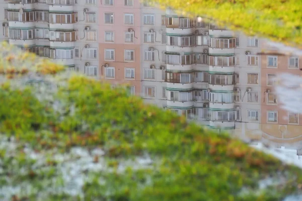 Reflejo Una Casa Blanca Verde Charco Lluvia Cerca Del Césped —  Fotos de Stock