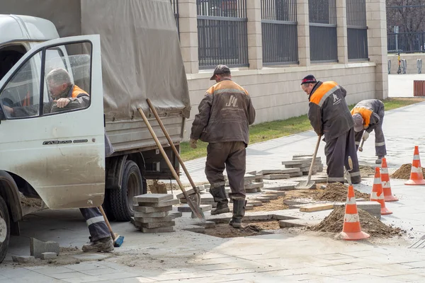 Trabajadores Construcción Por Alguna Razón Seleccionar Romper Azulejos Todavía Bastante — Foto de Stock