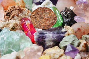 Çeşitli kayaların fosil değerli taş ve mineralleri üzerinde ve yakınında deforme olmuş antik madeni paralar.