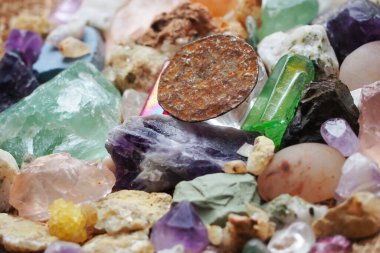 Çeşitli kayaların fosil değerli taş ve mineralleri üzerinde ve yakınında deforme olmuş antik madeni paralar.