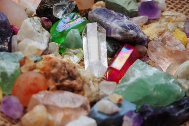 Taşların fosilleri ve çeşitli kayaların minerallerinin yanında bulunan küçük bir kaya kristali.