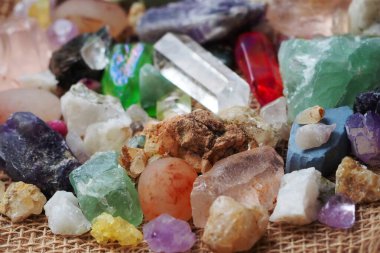 Taşların fosilleri ve çeşitli kayaların minerallerinin yanında bulunan küçük bir kaya kristali.