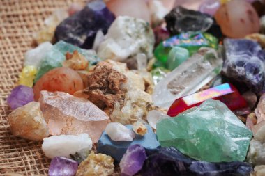 Fosil taşlarının ve çeşitli kayaların minerallerinin yanında yeşil florit ve gül kuvarsı.