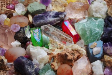 Fosil taşlarının ve çeşitli kayaların minerallerinin yanında yeşil florit ve gül kuvarsı.