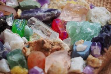Fosil taşlarının ve çeşitli kayaların minerallerinin yanında yeşil florit ve gül kuvarsı.