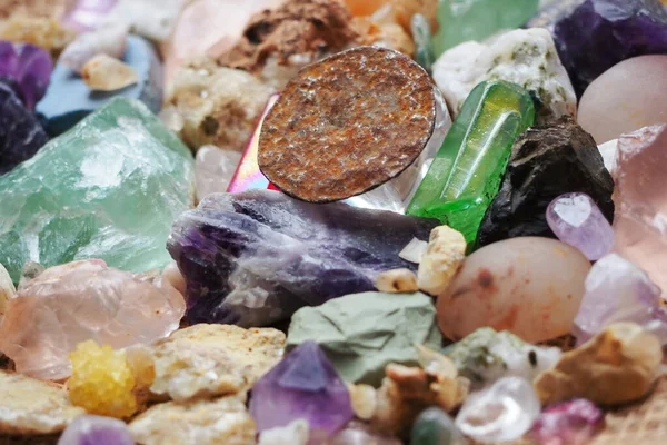 Çeşitli Kayaların Fosil Değerli Taş Mineralleri Üzerinde Yakınında Deforme Olmuş — Stok fotoğraf