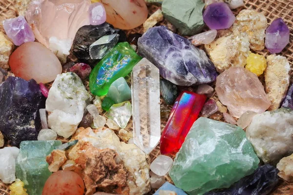 Taşların fosilleri ve çeşitli kayaların minerallerinin yanında bulunan küçük bir kaya kristali.