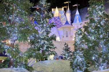 Kar Kraliçesi 'nin şatosundan bir parça Rüya Adası Parkı' ndaki Kar Kraliçesi oyun parkında