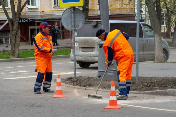 Les Concierges Salopette Orange Nettoient Chaussée Avec Des Brosses Balai — Photo