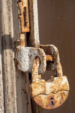 Ahırlar ve diğer kapılar için pasla kaplı eski kirli bir kilit.