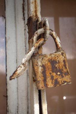 Ahırlar ve diğer kapılar için pasla kaplı eski kirli bir kilit.