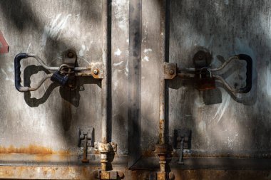 Kamyon kapısının iki kilidi olan bir parçası.