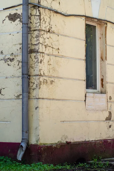 Cracked Fragment Corner House Fragment Drainpipe — Stock Photo, Image