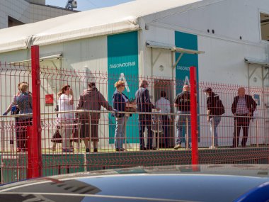 Mobil sağlık merkezinde Covid-19 'a karşı aşı kuyruğunun küçük bir parçası