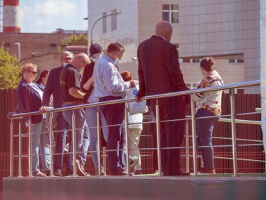 Mobil sağlık merkezinde Covid-19 'a karşı aşı kuyruğunun küçük bir parçası