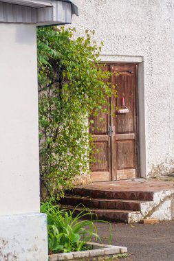 Mimari detaylar ve boyamak için silindirli bir kapı.