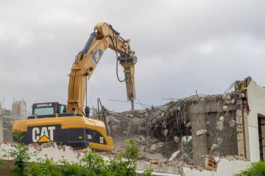 Kazıcı kaya matkabı binayı titreşim ve dönüşlerle yıkıyor.