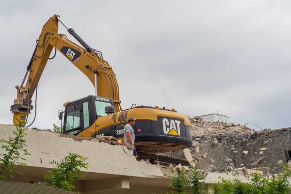 Kazı makinesi sürücüsü kazıcıdan çıkmış.