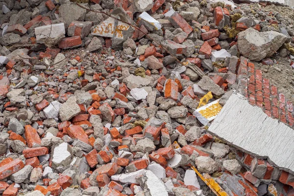 Ortadaki planda bir tuğla binanın harabelerinin dokusu