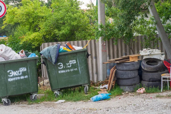 Güney çöplüklerinden biri ve atılan lastikler.