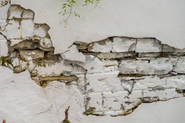 Strukturierte Risse Der Weißen Ziegelwand Stockbild